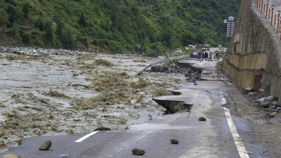 The damaged Manali-Chandigarh highway in Kullu on Thursday. (PTI) The damaged Manali-Chandigarh highway in Kullu on Thursday. (PTI)