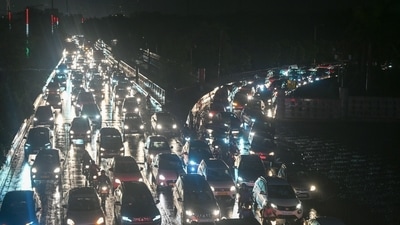 Due to heavy rains and waterlogging, traffic jams were reported along many streches of Delhi-Noida flyway. Roads leading to the airport saw choking traffic leading to increased commute times. ((Photo by Sunil Ghosh / Hindustan Times)) Due to heavy rains and waterlogging, traffic jams were reported along many streches of Delhi-Noida flyway. Roads leading to the airport saw choking traffic leading to increased commute times. ((Photo by Sunil Ghosh / Hindustan Times))