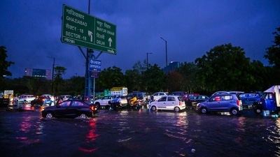 Due to water logged streches, traffic was particularly chaotic on roads leading to Gurugram, Noida, Ghaziabad, and Faridabad. Visuals of a waterlogged road outside the new Parliament went viral on social media along with waterlogged corridors of Connaught Place. ((Photo by Sunil Ghosh / Hindustan Times)) Due to water logged streches, traffic was particularly chaotic on roads leading to Gurugram, Noida, Ghaziabad, and Faridabad. Visuals of a waterlogged road outside the new Parliament went viral on social media along with waterlogged corridors of Connaught Place. ((Photo by Sunil Ghosh / Hindustan Times))