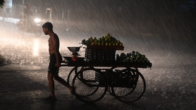 Street vendor runs for cover during the evening rain after a humid summer, in Noida, Delhi-NCR. Rain intensity reduced after 8.30 pm, but scattered rains continued till 3 am in the national capital region. ((Photo by Sunil Ghosh / Hindustan Times)) Street vendor runs for cover during the evening rain after a humid summer, in Noida, Delhi-NCR. Rain intensity reduced after 8.30 pm, but scattered rains continued till 3 am in the national capital region. ((Photo by Sunil Ghosh / Hindustan Times))