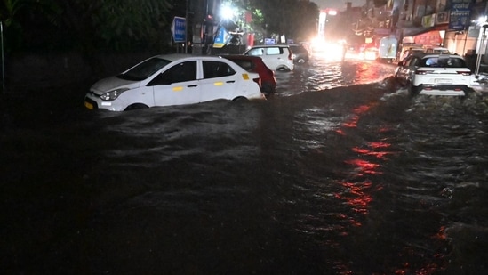 A heavy downpour on Wednesday led to massive traffic congestion across Gurgaon and the National Highway 48, causing severe inconvenience to commuters. (HT PHOTO)(HT_PRINT)