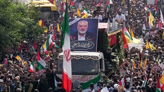 Warga Iran mengikuti truk, di tengah, yang membawa peti jenazah pemimpin Hamas Ismail Haniyeh dan pengawalnya yang tewas dalam pembunuhan yang dituduhkan kepada Israel pada hari Rabu, selama upacara pemakaman mereka di Lapangan Enqelab-e-Eslami (Revolusi Islam) di Teheran, Iran, Kamis, 1 Agustus 2024. (Foto AP/Vahid Salemi)(AP)