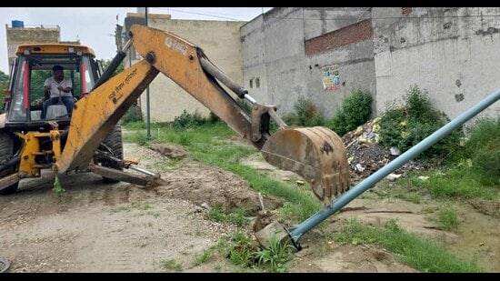 Ludhiana MC seals 9 illegal buildings and demolish two illegal colonies in areas falling under Zone B in Ludhiana. (HT Photo)