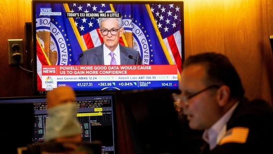 A television station broadcasts Jerome Powell, chairman of the US Federal Reserve, speaking after a Federal Open Market Committee (FOMC) meeting on the floor of the New York Stock Exchange (NYSE) in New York.(Bloomberg)