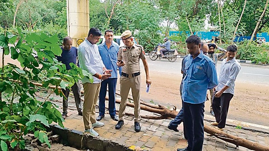 Police personnel at the spot where the three pedestrians were electrocuted to death. (Parveen Kumar/HT)