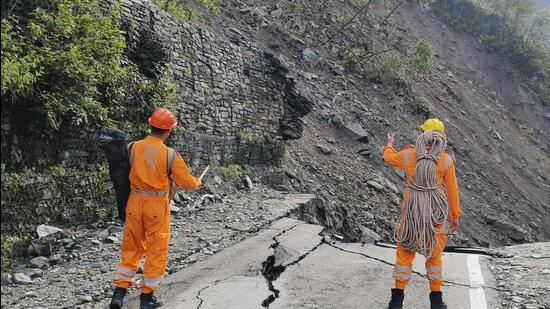 Teams of NDRF along with state police and district administrations are at work along the Sonprayag-Kedarnath road where nearly 2500 are trapped (Twitter/@15bnNdrf)