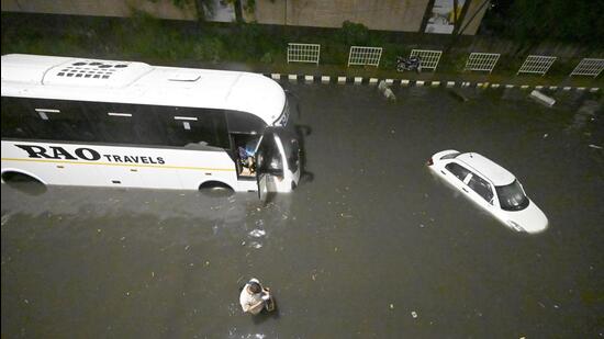 Vehicles stuck in a flooded highway near Mayur Vihar Phase-2 in East Delhi on Wednesday. (Sanjeev Verma/ HT Photo)