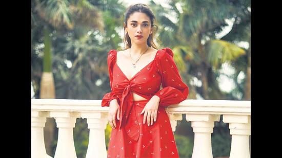 Hydari has recently rediscovered the music of Ilaiyaraaja and likes the complex but catchy melodies.