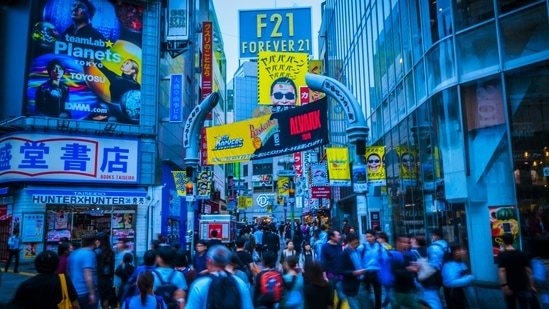 Japan: Weak Yen draws luxury shoppers from around the world, tourists rush for high-end discounts (Unsplash)