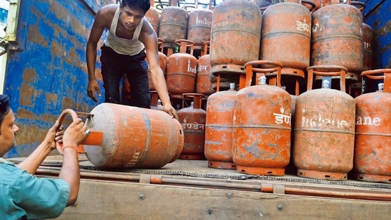 LPG Price hike: The rate of commercial LPG 19-kg cylinder has been raised by <span class='webrupee'>?</span>6.5.