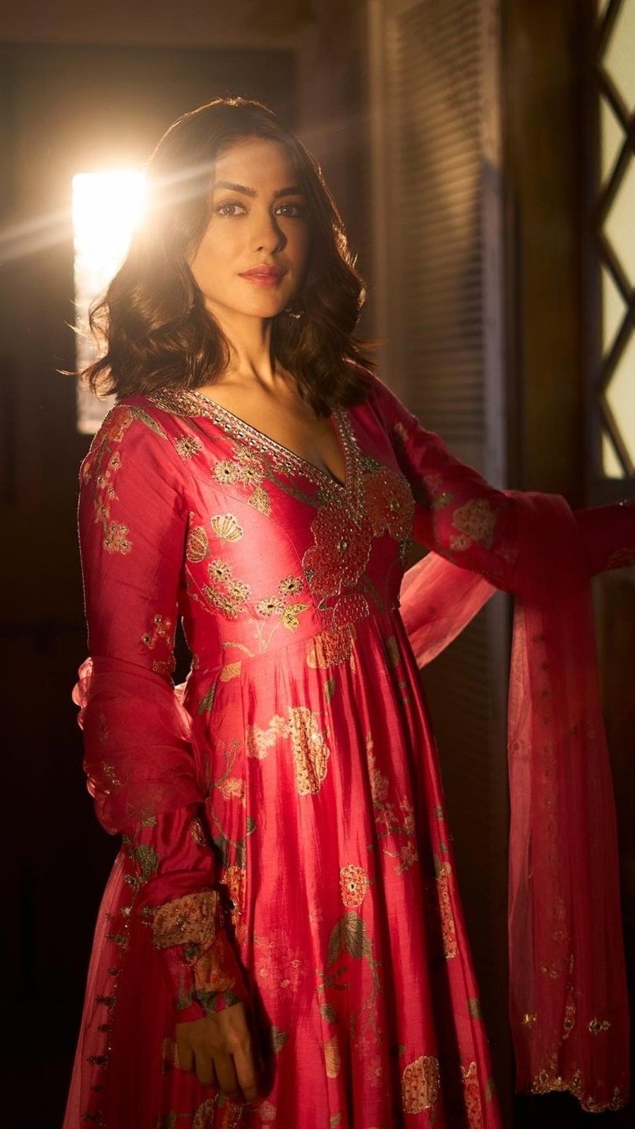 Mrunal_Thakur