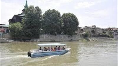 An official on Thursday said that in order to prevent attempts of death by suicide, the Srinagar administration has started the works for fencing of sides of the major bridges in the city. (HT Photo) An official on Thursday said that in order to prevent attempts of death by suicide, the Srinagar administration has started the works for fencing of sides of the major bridges in the city. (HT Photo)
