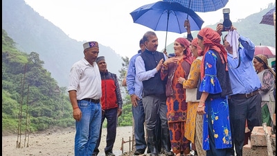 Chief minister Sukhvinder Singh Sukhu interacting with flood-hit residents on the Shimla-Kullu border near Rampur on Friday. (Aqil Khan /Hindustan Times) Chief minister Sukhvinder Singh Sukhu interacting with flood-hit residents on the Shimla-Kullu border near Rampur on Friday. (Aqil Khan /Hindustan Times)