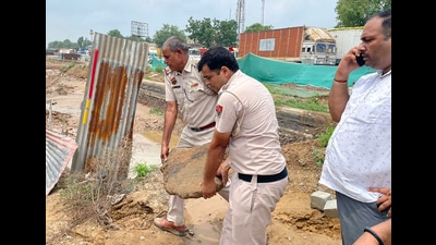 Gururgam Police fills potholes to improve traffic flow on NH 48 near Bilaspur Chowk in Gurugram. (HT PHOTO)