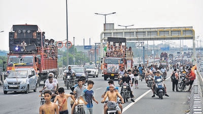Kanwars on the Delhi-Meerut Expressway in Ghaziabad on Friday. (Sakib Ali/HT Photo) Kanwars on the Delhi-Meerut Expressway in Ghaziabad on Friday. (Sakib Ali/HT Photo)