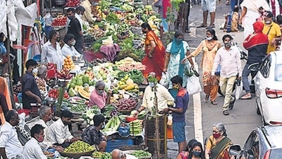 Mumbai, India - September 01, 2021: Hawkers sell fruits and vegetables by encroaching the road leading to traffic congestion and difficulty in walking at Vile Parle Market, in Mumbai, India, on Wednesday, September 01, 2021. (Photo by Vijay Bate/HT Photo) (HT PHOTO) Mumbai, India - September 01, 2021: Hawkers sell fruits and vegetables by encroaching the road leading to traffic congestion and difficulty in walking at Vile Parle Market, in Mumbai, India, on Wednesday, September 01, 2021. (Photo by Vijay Bate/HT Photo) (HT PHOTO)