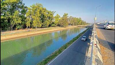 The work of construction of four bridges over the Sidhwan canal will be restarted in October this year after closure of the canal for a total 31 days. (HT File) The work of construction of four bridges over the Sidhwan canal will be restarted in October this year after closure of the canal for a total 31 days. (HT File)