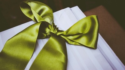 Bows are cute and easy accessories to add to your clothes (unsplash)