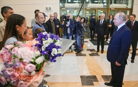 Russian President Vladimir Putin meets Russian citizens released after the Russian-US prisoner swap in Turkiye at Vnukovo International Airport in Moscow, Russia, 01 August 2024. (PTI) Russian President Vladimir Putin meets Russian citizens released after the Russian-US prisoner swap in Turkiye at Vnukovo International Airport in Moscow, Russia, 01 August 2024. (PTI)