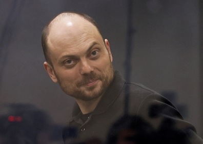 Vladimir Kara-Murza stands behind a glass wall of an enclosure for defendants during a court hearing to consider an appeal against his prison sentence, in Moscow, Russia July 31, 2023. (REUTERS)