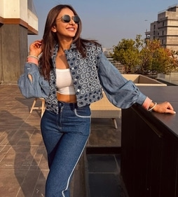 Carry a light denim jacket with a puffed sleeve like Rakul Preet Singh to elevate your basic look in a jiffy (Photo: Instagram) Carry a light denim jacket with a puffed sleeve like Rakul Preet Singh to elevate your basic look in a jiffy (Photo: Instagram)