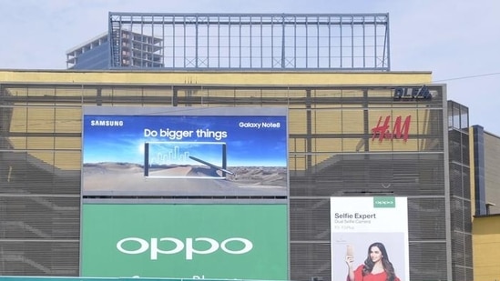 The draft of the new hoarding policy recommends an eight-second display of images on digital hoardings(Sunil Ghosh/HT Photo)