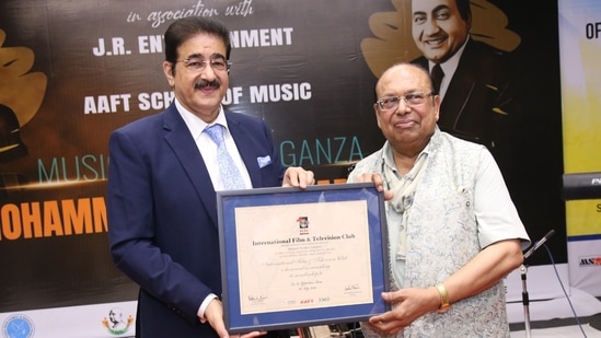 Sandeep Marwah presented Dr. Er. Rajainderr Jaina with the Life Membership of the International Film and Television Club of AAFT.