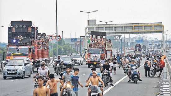 Kanwars on the Delhi-Meerut Expressway in Ghaziabad on Friday. (Sakib Ali/HT Photo)