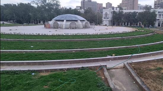 Last year in May, NDMC invited bids for the revamp of the old garden space located on top of the underground market, which was lying in shambles, under the series of beautification work in the run-up to the G20 Summit. (HT Photo)
