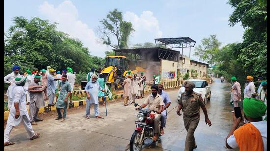 Members of the Bhartiya Kisan Union (Ekta Sidhupur) razing the toll plaza structure on Bathinda-Mansa road near Maur Mandi.
