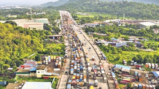 Mumbai, India, July 19, 2024: Heavy traffic jams on Mumbai-Nashik Highway due to potholes and road construction. The condition of the Mumbai-Nashik Highway is poor, with numerous potholes found on the Highway. July 19, 2024. (Photo by Raju Shinde/HT Photo)