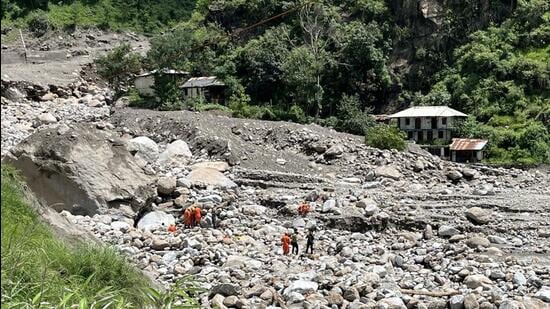 National Disaster Response Force (NDRF) and army personnel during the rescue operation at Samej in Rampur tehsil of Shimla district on Friday. (HT Photo)