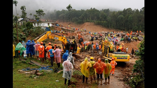 People watch as search operations are carried out after landslides hit Mundakkai village in Wayanad district in the southern state of Kerala, India, August 1, 2024. REUTERS/Francis Mascarenhas (REUTERS)