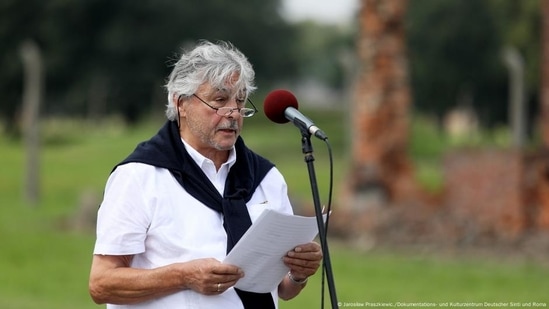 Christian Pfeil spoke at the memorial site of the former Auschwitz-Birkenau concentration and extermination camp on August 2, 2022 (Jaros?aw Praszkiewic./Dokumentations- und Kulturzentrum Deutscher Sinti und Roma )