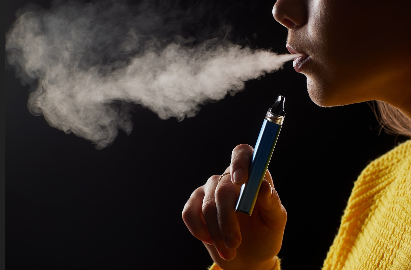 Unveiling the hazards: The truth about vaping and hookah smoking