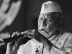 Shehnai maestro Ustad Bismillah Khan performs during an event on October 23, 1995. (Dinesh Kumar / HT Archive) Shehnai maestro Ustad Bismillah Khan performs during an event on October 23, 1995. (Dinesh Kumar / HT Archive)