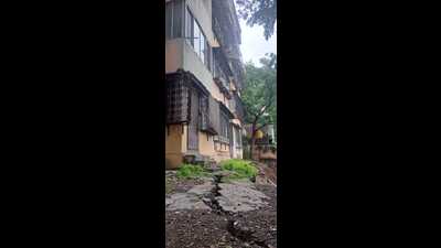 Land within KP housing society caves-in, residents vacate building Land within KP housing society caves-in, residents vacate building