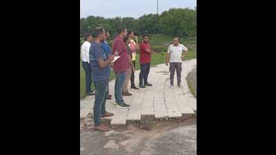 LDA vice chairperson Prathamesh Kumar inspected the riverfront on Saturday (HT Photo) LDA vice chairperson Prathamesh Kumar inspected the riverfront on Saturday (HT Photo)