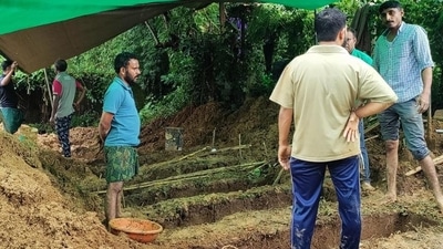 Graves are being dug due to the high death toll which has led to a backlog of remains in morgues and hospitals in the district. (HT Photo) Graves are being dug due to the high death toll which has led to a backlog of remains in morgues and hospitals in the district. (HT Photo)