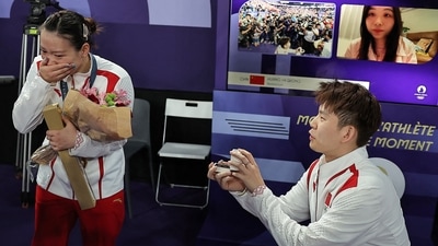 Liu Yuchen of China proposes to teammate Ya Qiong Huang of China after she won the gold. (Reuters)