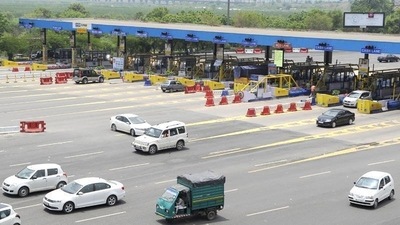 The Delhi-Noida-Direct Flyway will be closed for six hours on Saturday night for construction work which comes under the Bharatmala project. (HT file photo) The Delhi-Noida-Direct Flyway will be closed for six hours on Saturday night for construction work which comes under the Bharatmala project. (HT file photo)