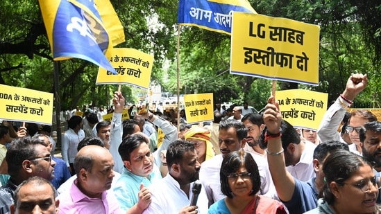 AAP supporters shout slogans against Delhi's Lt Governor VK Saxena in New Delhi on August 3.(Vipin Kumar/ Hindustan Times)