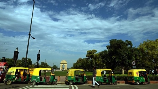 A scene from the hustle bustle at India Gate in central Delhi. (Photo: Arvind Yadav/HT)