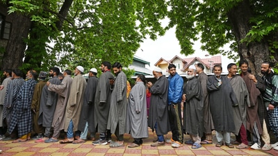 Kashmir, India - May. 13, 2024: Voters queue up to cast their votes at a polling station during the fourth phase of voting in Lok Sabha elections in Pulwama district,on 13 May 2024.(Photo By Waseem Andrabi /Hindustan Times)--