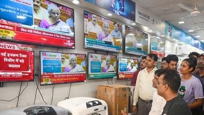 Noida, India- July 23, 2024: People watching the live telecast of Union Budget 2024, at a shop in Sector 51. Finance Minister Nirmala Sitharaman presented Union Budget of the Modi government, in Noida, India, on Tuesday, July 23, 2024. (Photo by Sunil Ghosh / Hindustan Times)