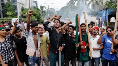 Demonstrators shout slogans after they have occupied a street during a protest demanding the stepping down of Bangladeshi Prime Minister Sheikh Hasina, following quota reform protests by students, in Dhaka, Bangladesh, August 4, 2024. REUTERS/Mohammad Ponir Hossain