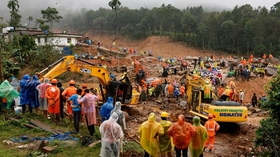 People watch as search operations are carried out after landslides hit Mundakkai village in Wayanad district in the southern state of Kerala, India, August 1, 2024. (Francis Mascarenhas (REUTERS) People watch as search operations are carried out after landslides hit Mundakkai village in Wayanad district in the southern state of Kerala, India, August 1, 2024. (Francis Mascarenhas (REUTERS)