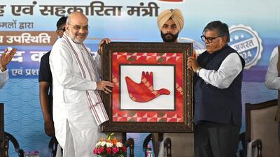 Punjab governor and UT administrator Gulab Chand Kataria presenting a souvenir to Union home minister Amit Shah following the project’s inauguration in Manimajra on Sunday. (Keshav Singh/HT) Punjab governor and UT administrator Gulab Chand Kataria presenting a souvenir to Union home minister Amit Shah following the project’s inauguration in Manimajra on Sunday. (Keshav Singh/HT)
