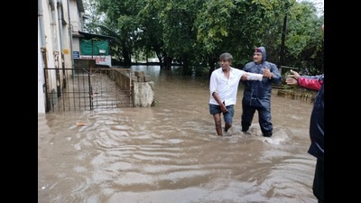 Some trains and flights too were delayed due to the heavy rain and passengers were left stranded during the morning hours as they tried to reach Pune Airport/Pune Railway Station. (HT PHOTO) Some trains and flights too were delayed due to the heavy rain and passengers were left stranded during the morning hours as they tried to reach Pune Airport/Pune Railway Station. (HT PHOTO)