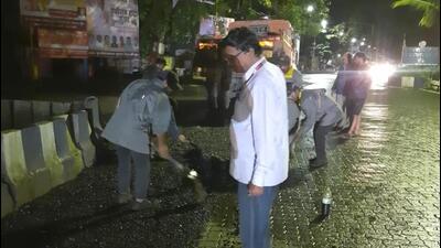 Traffic police officials were also present during the work. (HT PHOTO)